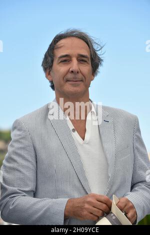 74. Auflage der Filmfestspiele von Cannes: Der Komponist Alexandre Desplat posiert während einer Fotoserie für den Film „The French Dispatch“, Regie: Wes and Stockfoto