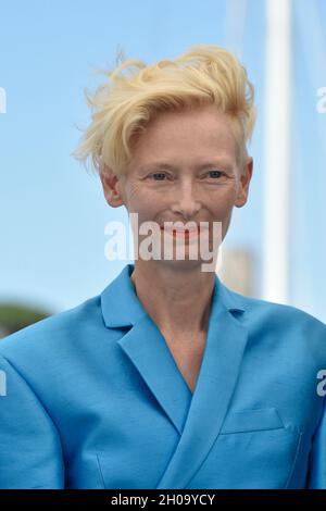 74. Auflage der Filmfestspiele von Cannes: Schauspielerin Tilda Swinton posiert während einer Fotoserie für den Film „The French Dispatch“ von Wes Anderson Stockfoto