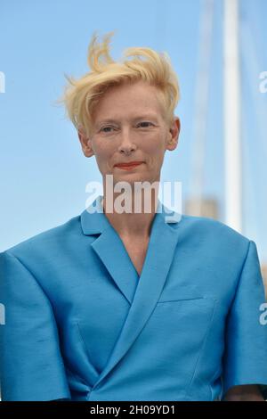 74. Auflage der Filmfestspiele von Cannes: Schauspielerin Tilda Swinton posiert während einer Fotoserie für den Film „The French Dispatch“ von Wes Anderson Stockfoto