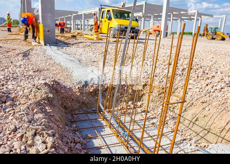 Im Bau des Blitzableitersystems als Teil der grundlegenden Metall Profil aus gebogen und gebunden verstärkend Stab für industrielle Gebäude. Stockfoto