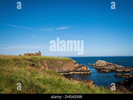 Die Ruinen von Slains Castle aus dem 16. Jahrhundert an der zerklüfteten Küste von Aberdeenshire in der Nähe von Cruden Bay, Schottland Stockfoto