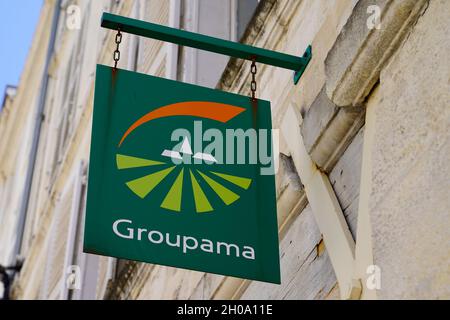 Bordeaux , Aquitaine Frankreich - 07 25 2021 : Groupama Logo Zeichen Text Büro Beschilderung französisch Marke Versicherungsagentur Stockfoto