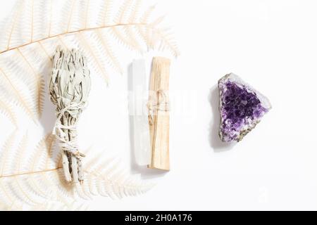 Palo Santo Sticks mit Selenit, getrocknetem Salbei und Druse Amethyst, Zauberstein für Ritual, Hexerei, Spirituelle Praxis, meditation.esoteric Lebensbalance Stockfoto