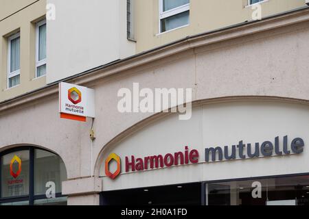 Bordeaux , Aquitaine Frankreich - 07 25 2021 : Harmonie Mutuelle Marke Zeichen Büro Logo Text an Wand Französisch gegenseitig Stockfoto