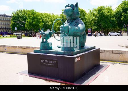 Bordeaux , Aquitaine Frankreich - 07 25 2021 : Ausstellung Le Chat deambule die Katze läuft Statue Skulptur mit lustigen Hund in Bordeaux von Philippe Geluck Be Stockfoto