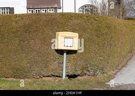 St. Alban, Deutschland - 2. Feb 2021: Briefkasten vor einer Hecke. Symbol für Deutsche Post, Post, Offline-Post. Stockfoto