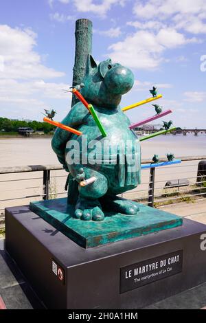 Bordeaux , Aquitaine Frankreich - 07 25 2021 : Skulpturenausstellung Le Chat deambule die Katze spaziert mit Martyrium-Skulptur in Bordeaux von Philippe Geluck Stockfoto