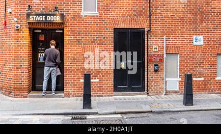 Theatre Stage Door, London. Eine Bühnentür im hinteren Teil des Cambridge Theatre im Herzen des West End Theaterviertels. Stockfoto