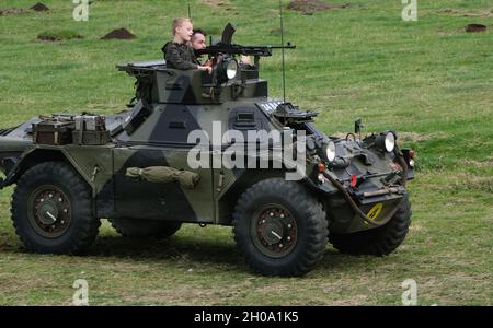 Gepanzertes Fahrzeug in Aktion bei Militärshow. Stockfoto