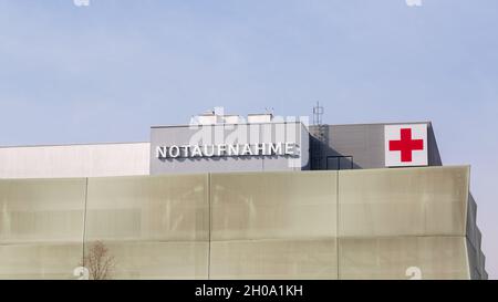 München, Großhadern, Deutschland - 9. März 2021: Notaufnahme mit rotem Kreuz. An der Fassade des Klinikums Großhadern. Stockfoto