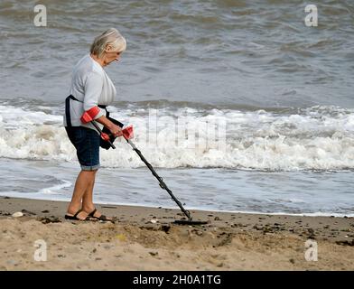 Metalldetektion am Strand in einem britischen Ostküstenresort. Stockfoto