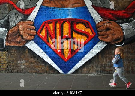Datei Foto vom 12/5/2020 von Graffiti zur Unterstützung des NHS, in der Nähe der Waterloo Station, London, nach der Ankündigung von Plänen, das Land aus der Sperre zu bringen. Schwere Fehler und Verzögerungen durch die Regierung und wissenschaftliche Berater kosten während der Pandemie von Covid-19 Leben, so ein vernichtender Bericht der Abgeordneten. In der Studie des parteiübergreifenden Ausschusses für Wissenschaft und Technologie und des Ausschusses für Gesundheit und Soziales hieß es, dass die Vorbereitung des Vereinigten Königreichs auf eine Pandemie viel zu stark auf die Grippe ausgerichtet sei, während die Minister zu lange warteten, um Anfang 2020 die Lockdown-Maßnahmen durchzusetzen. Ausgabedatum: Tuesda Stockfoto