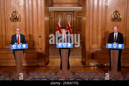 Datei-Foto vom 19/12/2020 des wissenschaftlichen Chefs Sir Patrick Vallance (links) und des medizinischen Chefs Professor Chris Whitty (rechts), hören Sie Premierminister Boris Johnson während einer Pressekonferenz als Reaktion auf die anhaltende Situation mit der Covid-19-Pandemie, in der Downing Street 10, London, zu. Schwere Fehler und Verzögerungen durch die Regierung und wissenschaftliche Berater kosten während der Pandemie von Covid-19 Leben, so ein vernichtender Bericht der Abgeordneten. In der Studie des parteiübergreifenden Ausschusses für Wissenschaft und Technologie und des Ausschusses für Gesundheit und Soziales wurde von der britischen Prepara berichtet Stockfoto