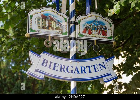 Burghausen, Deutschland - 25. Jul 2021: Schild 'Biergarten' - am Eingang eines traditionellen oberbayerischen Biergartens. Stockfoto