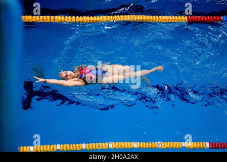 Professionelle Schwimmerin im Schwimmbad Stockfoto