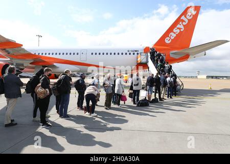 Foto vom 17/05/21 von Passagieren, die sich auf einen easyJet-Flug nach Faro, Portugal, am Flughafen Gatwick in West Sussex vorbereiten. EasyJet verzeichnete in den Tagen nach der jüngsten Lockerung der Reiseregeln für britische Passagiere einen vierfachen Umsatzanstieg, wobei Sonnenhungrige im Winter auf ein warmes Wetter bedacht waren. Ausgabedatum: Dienstag, 12. Oktober 2021. Stockfoto