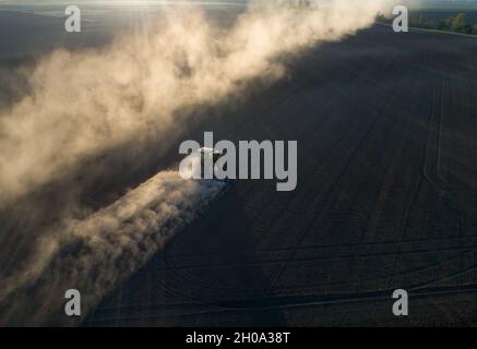 Luftbild von Traktor erschütternden Boden in Ebenen schießen von Drohne Stockfoto