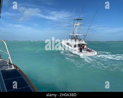 Am Samstag, 5. Januar 2020, unterstützte eine Crew der Küstenwache Islamorada, ein Boot mit einer Reaktionszeit von 45 Fuß, drei Personen an Bord eines 50 Fuß langen weißen Sportfischers, Legasea, das Wasser aufnahm, etwa 2 Meilen südlich von Tavernier. Die Besatzung benutzte eine Entwässerungspumpe, um das Wasser zu entfernen, die Quelle der Überschwemmung zu identifizieren und eskortierte das Schiff zum Postcard Inn in Islamorada. Stockfoto