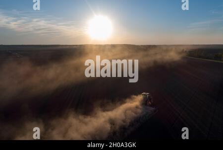 Luftbild von Traktor erschütternden Boden in Ebenen schießen von Drohne Stockfoto