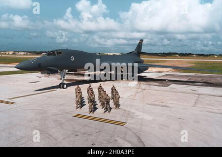 Die Luftwaffe der 28. Bombenflügler Mission Support Group, die vom Luftwaffenstützpunkt Ellsworth, S. D., eingesetzt wurde, posieren für ein Gruppenfoto auf dem Luftwaffenstützpunkt Andersen, Guam, 4. Januar 2021. BTF unterstützt die strategische Abschreckungsmission der Pacific Air Forces und ihr Engagement für die Sicherheit und Stabilität der Indo-Pazifik-Region. Stockfoto