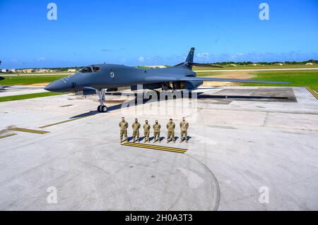 Flieger des 28. Bombenflügels Mission Support Group Logistics Readiness Squadron, eingesetzt von der Ellsworth Air Force Base, S. D., posieren für ein Gruppenfoto auf der Andersen Air Force Base, Guam, 4. Januar 2021. BTF unterstützt die strategische Abschreckungsmission der Pacific Air Forces und ihr Engagement für die Sicherheit und Stabilität der Indo-Pazifik-Region. Stockfoto