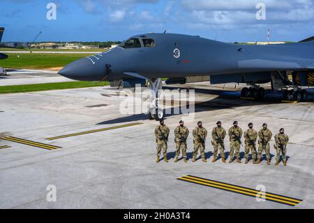 Luftwaffe des 28. Bombenflügels, Mission Support Group, Sicherheitskräfte-Geschwader, eingesetzt von der Ellsworth Air Force Base, S. D., posieren für ein Gruppenfoto auf der Andersen Air Force Base, Guam, 4. Januar 2021. BTF unterstützt die strategische Abschreckungsmission der Pacific Air Forces und ihr Engagement für die Sicherheit und Stabilität der Indo-Pazifik-Region. Stockfoto