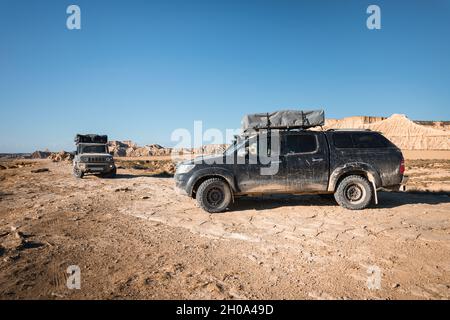 Zwei 4x4-Fahrzeuge in einer Wüstenlandschaft in Bardenas Reales, Navarra, Baskenland. Stockfoto