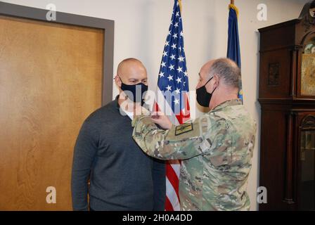 Der ehemalige Kapitän der New Yorker Armee, Kenneth Bombace, ein Bewohner von Holbrook, New York, erhält das Kampfkampfabzeichen von Oberst Richard Goldenberg während einer kurzen Zeremonie am 4. Januar 2020 im Hauptquartier der New Yorker Armee-Nationalgarde in Latham, New York. Bombace wurde für seine Beteiligung an einer Aktion, die während eines Feuergefechtes in Samarra, Irak, am 21. Mai stattfand, anerkannt. 2005, als er dem 642. Militärgeheimdienstbataillon zugewiesen wurde und als Kommandant des Polizeiassistenzteams als Teil der 42. Infanteriedivision und der Task Force Liberty diente. Durch eine Aufsicht, Stockfoto