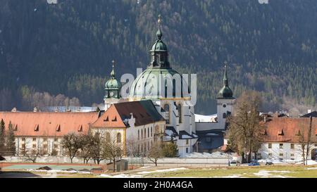 Ettal, Deutschland - 26. Feb 2021: Blick auf die Kirche des Klosters Ettal. Panorama-Format. Stockfoto