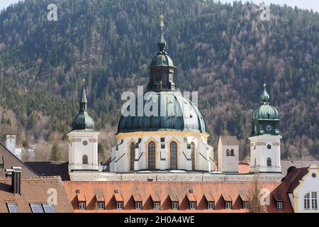 Ettal, Deutschland - 26. Feb 2021: Blick auf die Kirche des Klosters Ettal. Stockfoto