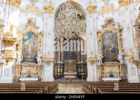 Ettal, Deutschland - 26. Feb 2021: Innenraum der Klosterbasilika Ettal. Gutes Beispiel für barocken Stil und Architektur in einer katholischen Kirche. Stockfoto