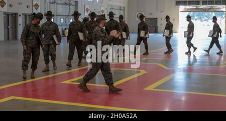 Die Ausbilder der Bohrer werden in der Allwetter-Trainingseinrichtung des Marine Corps Recruit Depot Parris Island, S.C., am 5. Januar 2021 verdienstvoll gefördert. Die Bohrlehrer wurden von Brig verdienst auf den nächsten Rang befördert. General Julie L. Nethercot, Kommandant General, und Depot Sergeant Major, Sgt. Maj. William C. Carter. Stockfoto