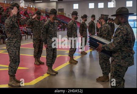 Die Ausbilder der Bohrer werden in der Allwetter-Trainingseinrichtung des Marine Corps Recruit Depot Parris Island, S.C., am 5. Januar 2021 verdienstvoll gefördert. Die Bohrlehrer wurden von Brig verdienst auf den nächsten Rang befördert. General Julie L. Nethercot, Kommandant General, und Depot Sergeant Major, Sgt. Maj. William C. Carter. Stockfoto