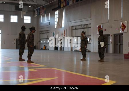 Die Ausbilder der Bohrer werden in der Allwetter-Trainingseinrichtung des Marine Corps Recruit Depot Parris Island, S.C., am 5. Januar 2021 verdienstvoll gefördert. Die Bohrlehrer wurden von Brig verdienst auf den nächsten Rang befördert. General Julie L. Nethercot, Kommandant General, und Depot Sergeant Major, Sgt. Maj. William C. Carter. Stockfoto