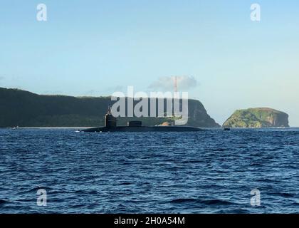 APRA HARBOUR, Guam (Jan 4, 2021) Seeleute, die der Goldbesatzung des Ohio-Klasse-U-Bootes USS Ohio (SSGN 726) zugewiesen wurden, durchfahren Aprahafen während einer planmäßigen Entwicklung in Guam. Ohio führt Überwachungs-, Trainings- und andere kritische Missionen im Einsatzgebiet der 7. US-Flotte durch. Stockfoto