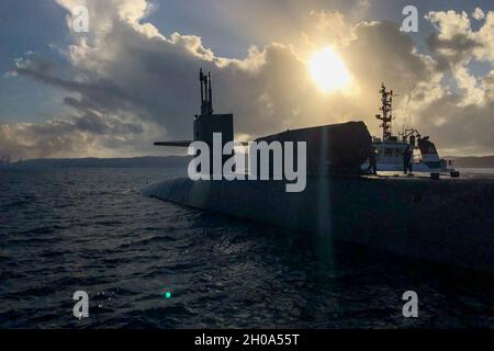 APRA HARBOUR, Guam (Jan 4, 2021) Seeleute, die der Goldbesatzung des Ohio-Klasse-U-Bootes USS Ohio (SSGN 726) zugewiesen wurden, durchfahren Aprahafen während einer planmäßigen Entwicklung in Guam. Ohio führt Überwachungs-, Trainings- und andere kritische Missionen im Einsatzgebiet der 7. US-Flotte durch. Stockfoto