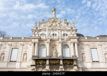 Linderhof, Deutschland - 26. Feb 2021: Mittlerer Teil des Schlosses Linderhof (Schloss Linderhof). Beliebtes Ausflugsziel, erbaut von König Ludwig II.. Stockfoto