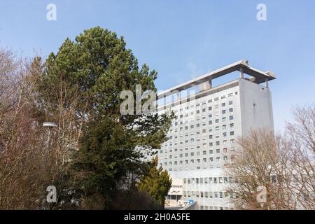 München, Großhadern, Deutschland - 9. März 2021: Blick auf das Klinikum Großhadern mit Bäumen im Vordergrund. Berühmtes Krankenhaus. Stockfoto