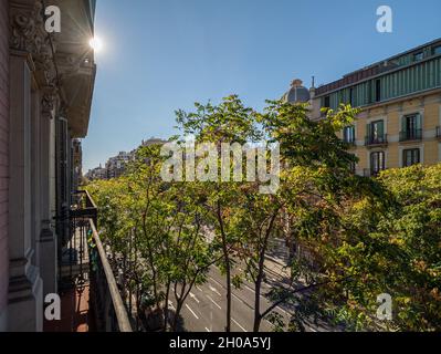 Blick vom Balkon auf die Straße von Barcelona im Eixample-Viertel am sonnigen Sommertag in Spanien Stockfoto