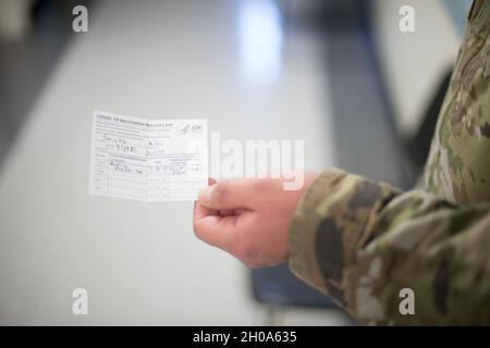 Medizinisches Personal im Camp Mabry in Austin, TX, zeigt eine COVID-19-Impfkarte. Solche Karten sind wichtig, um den Fortschritt der zweiteiligen COVID-19-Impfstoffe zu verfolgen, die derzeit Soldaten der Nationalgarde verabreicht werden, die sich auf den Einsatz vorbereiten. Stockfoto