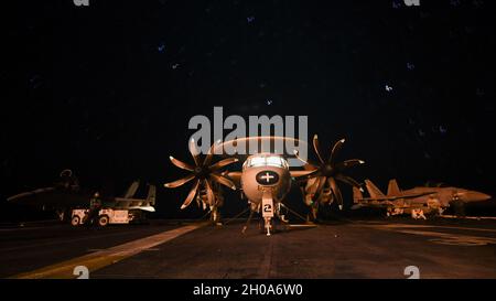 210105-N-SH180-1056 PAZIFISCHER OZEAN (JAN 5, 2021) – ein E-2C Hawkeye, der den „Liberty Bells“ des Airborne Command and Control Squadron (VAW) 115 zugewiesen wurde, sitzt auf dem Flugdeck des Flugzeugträgers USS Theodore Roosevelt (CVN 71) am 5. Januar 2021. Die Theodore Roosevelt Carrier Strike Group ist im geplanten Einsatz im 7. Flottenbereich der USA. Da die größte nach vorne eingesetzte Flotte der US-Marine mit ihren rund 50-70 Schiffen und U-Booten, 140 Flugzeugen und 20,000 Seeleuten im Einsatzbereich zu einem beliebigen Zeitpunkt arbeitet, führt die 7. Flotte in su nach vorne eingesetzte Marineoperationen durch Stockfoto