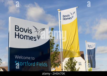 Bovis Homes Zeichen und Flaggen in der Stortford Fields Wohnsiedlung. Bishop's Stortford, hertfordshire. VEREINIGTES KÖNIGREICH Stockfoto