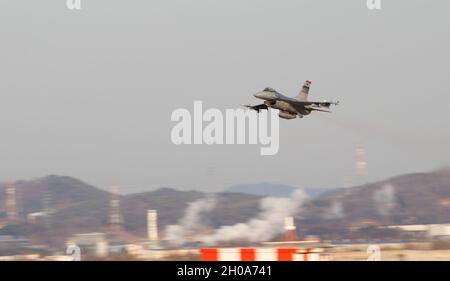 Ein 36. Jagdgeschwader F-16 Fighting Falcon startet während des Routinetrainings auf dem Militärflugplatz Osan, Republik Korea, am 5. Januar 2021. Das 36. Ist ein kampfbereites Geschwader mit der Fähigkeit, Luftverbotsmissionen, Luftunterstützung und Gegen-Luft-Missionen durchzuführen. Stockfoto