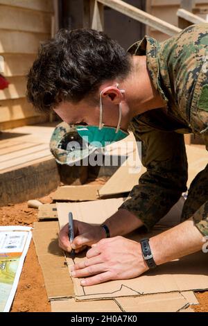210105-M-JX780-1106 BALEDOGLE MILITÄRFLUGPLATZ, Somalia (Jan 5, 2021) – U.S. Marine Corps CPL. Shawn Nicholes, ein Teamleiter der Bravo Company, Battalion Landing Team 1/4, 15. Marine Expeditionary Unit, erstellt ein Geländemodell. Die USA sind weiterhin engagiert für unsere Arbeit in Ostafrika und Somalia, einschließlich des Aufbaus und der Aufrechterhaltung regionaler Sicherheit, des weiteren Drucks auf das Wahlrecht al-Shabaab von Al-Qaida und der Förderung von gegenseitigen Interessen mit unseren ostafrikanischen Partnern. Stockfoto