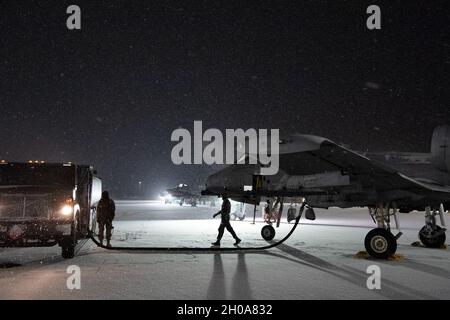 Ein 25th Fighter Squadron A-10 Thunderbolt II erhält bei Schneefall auf dem Osan Air Base, Republik Korea, 6. Januar 2021 Treibstoff. Liebevoll als Warthog oder Hog bekannt, erhielt die A-10 ihren offiziellen Namen von der Republic P-47 Thunderbolt, einem Kämpfer aus dem Zweiten Weltkrieg, der effektiv Bodenziele angreift. Die A-10 wurde für die Nahluftunterstützung (CAS) von befreundeten Bodentruppen entwickelt. Stockfoto