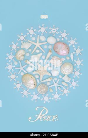 Frieden zu Weihnachten im Sommer Konzept mit abstrakter runder Kugel-Baumdekoration mit Muscheln, Schneeflocke und Symbolen auf Blau. Festliches Design. Stockfoto