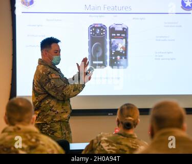 US Army Sgt. Chung-Yi Chen, eine 545. Militärpolizei-Abteilung/673d Security Forces Squadron S3 Trainingseinheit führt am 6. Januar 2021 eine Körperkamera-Ausbildung auf der Joint Base Elmendorf-Richardson, Alaska, durch. Der 673d SFS hat damit begonnen, 60 neue High-Tech-Karosseriekameras in den täglichen Betrieb zu integrieren, nachdem die anpassbare Technologie nicht nur ein zuverlässiges Sicherheits- und Trainingsinstrument, sondern auch ein multifunktionales Rechenschaftsinstrument für alle erreicht hat. Stockfoto