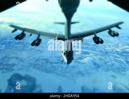 Eine Stratofortress der US Air Force B-52H, die dem 5. Bombenflügel auf der Minot Air Force Base, North Dakota, zugewiesen wurde, bereitet sich auf den Treibstoff von einem KC-10 Extender vor, der dem 305. Air Mobility Wing, Joint Base, McGuire-Dix-Lakehurst, N.J., 6. Januar 2021, zugewiesen wurde. Die nuklearen Luftlift- und Luftbetankungskapazitäten des Air Mobility Command sind für die Kernkraft von entscheidender Bedeutung. Stockfoto