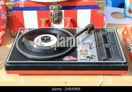 Plattenspieler zum Verkauf beim farbenfrohen und lustigen Vintage Classic Car Boot Verkauf am Granary Square, bei Herbstsonne, in Kings Cross, Nord-London, Großbritannien Stockfoto