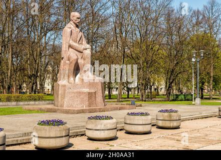 Denkmal des lettischen Nationaldichters und Schriftstellers Janis Rainis im Park von Riga, Lettland Stockfoto